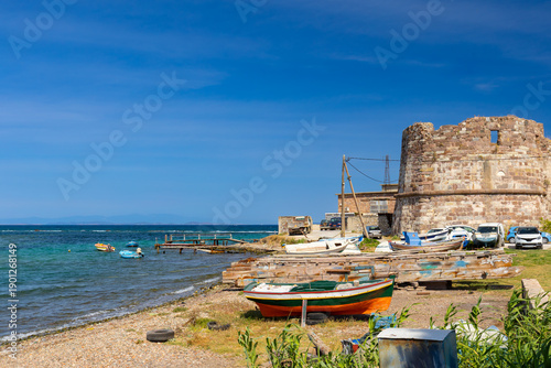 Foto View of the blue Mediterranean coast with the historic fortress of Mytilene, Les