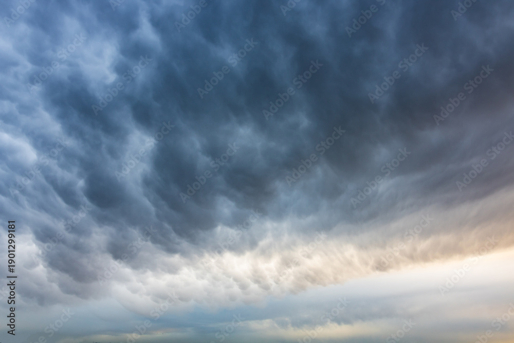 Obraz premium Stormy sky with unusual cloud formations. Dramatic climate and weather photo.