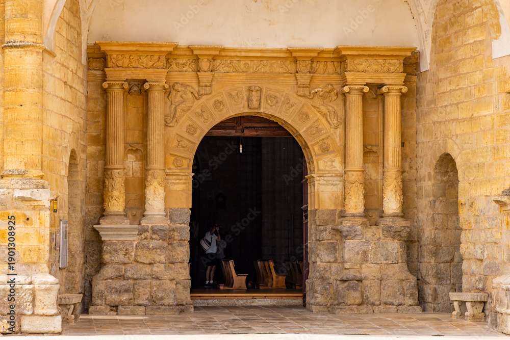 Obraz premium Adorned Romanesque archway leading into historic church in Fromista