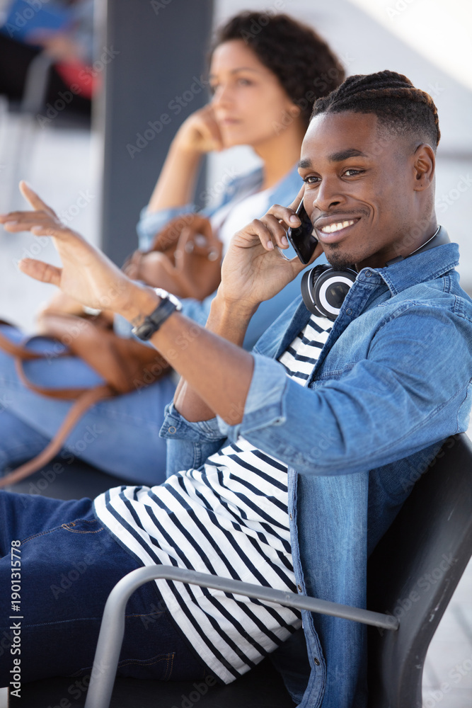 Obraz premium couple waiting for the bus at station
