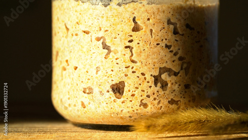 Fotografía Close-up of fermenting rye sourdough with a bubbly texture, showcasing wild yeast in home baking
