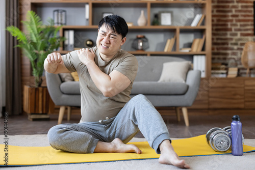 Quadro su tela Man experiencing intense shoulder pain and discomfort during an intense workout