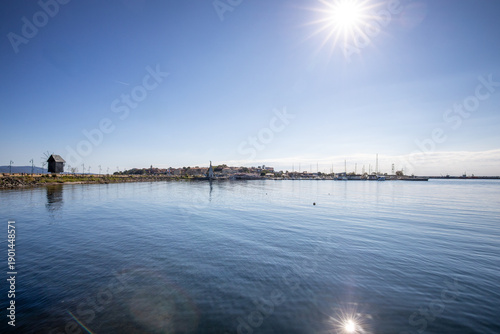 blick richtung nesebar mit windmühle