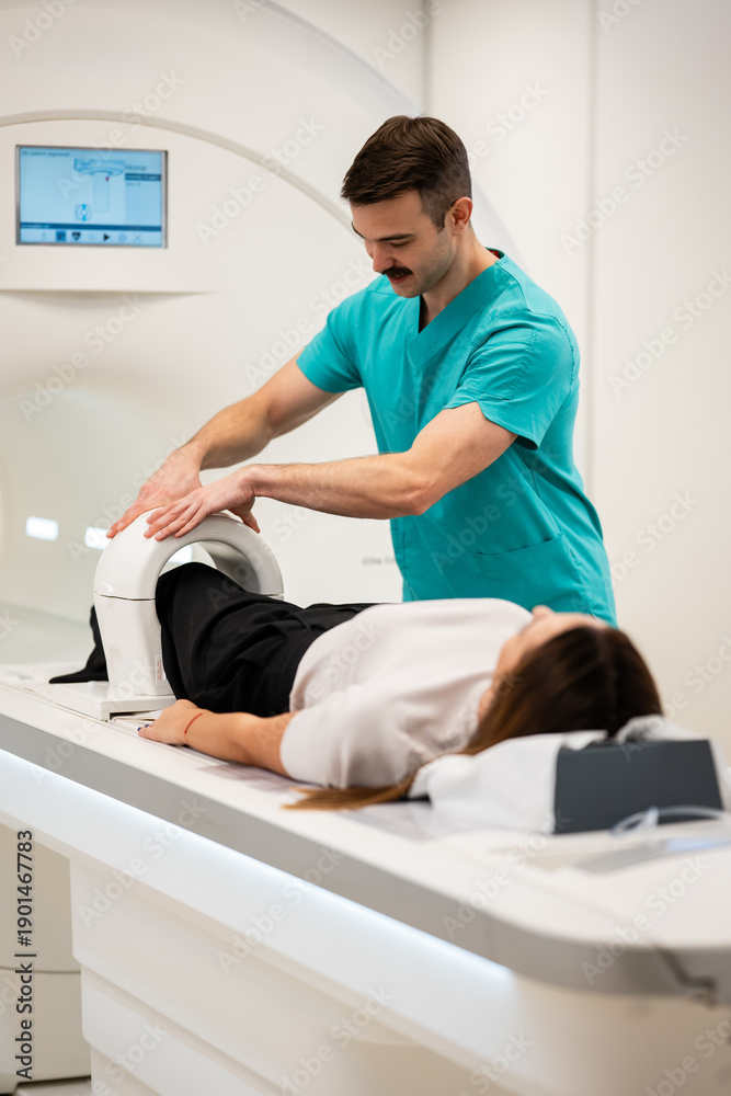 Obraz premium Doctor preparing patient for mri scan in hospital