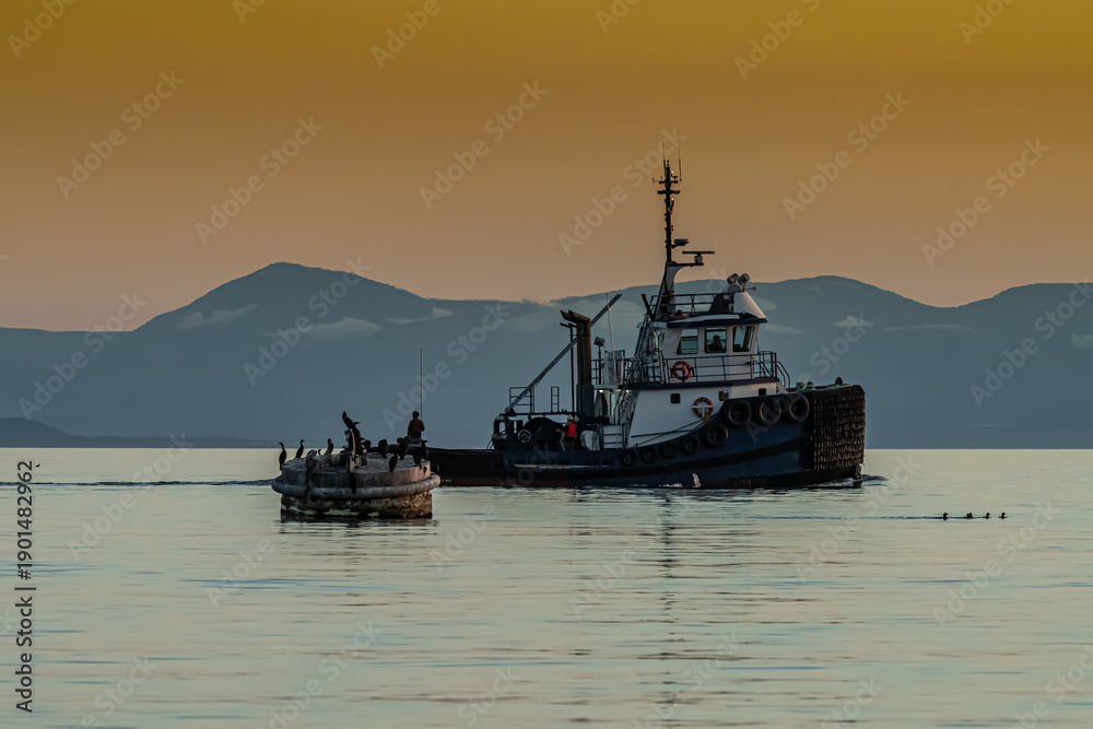 Obraz premium Tugboat boat at sunset Georgia Straight Pacific Ocean