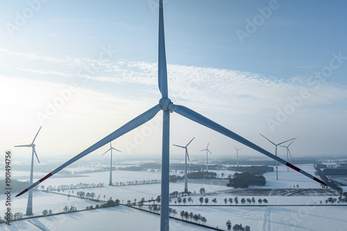 Windenergie - Nahaufnahme von einem Windrad aus der Vogelperspektive in winterlicher Landschaft.