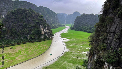 Foto Ninh Binh Vietnam – Scenic Karst Mountains, Rivers and Rice Fields Landscape