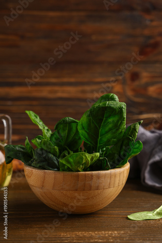 Bowl with fresh spinach lea...