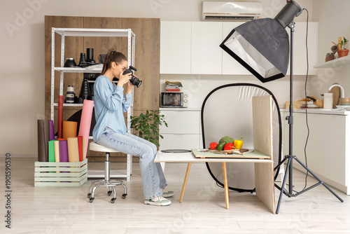 Young female food photograp...