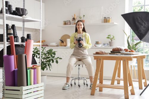 Young female food photograp...