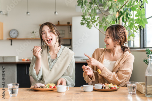 Canvas-taulu A woman visiting cafes and having a delicious lunch with her friends (girls' get