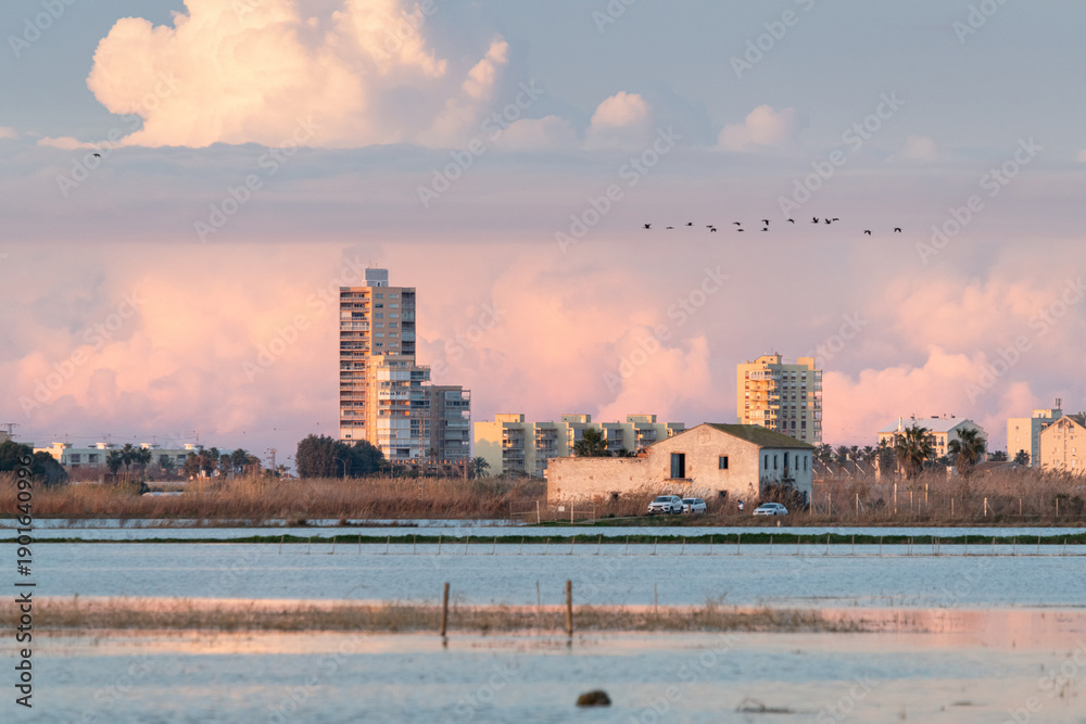 Naklejka premium Fairytale Lake Sunset With Pink Sky and Reflected Houses