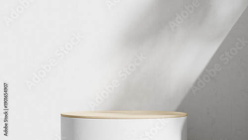 Photos Circular wooden pedestal on white wall background with shadow copy space