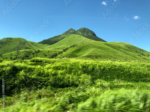 Foto Breathtaking view of lush green grasslands and mountains from Yamanami Highway, Japan