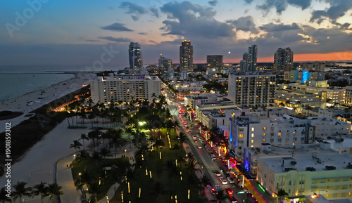 Φωτογραφία Miami dusk seaside on Ocean Drive