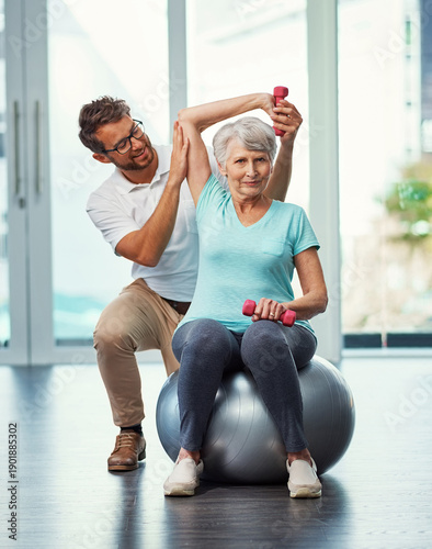 Foto Dumbbells, physiotherapist and senior woman with stretching, rehabilitation or recovery