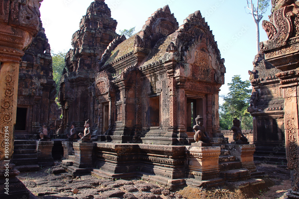 Fototapeta premium ruined ancient hindu and buddhist temple (banteay srei) in angkor in siem reap in cambodia 