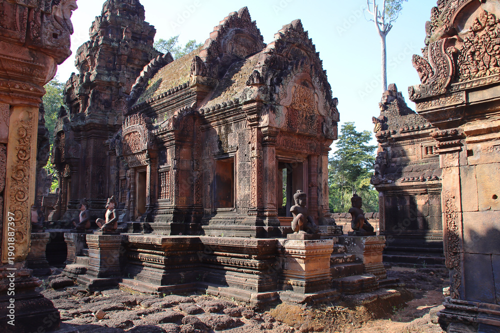 Obraz premium ruined ancient hindu and buddhist temple (banteay srei) in angkor in siem reap in cambodia 