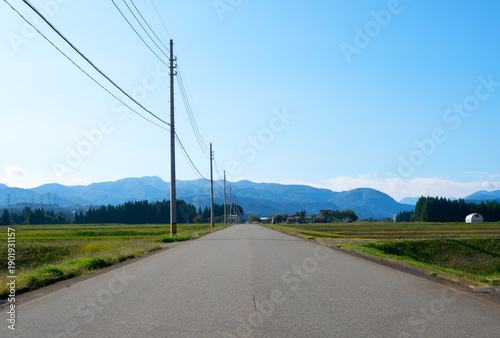 Photography 新潟県津南町、段丘上の広域農道の直線路、北から南方面