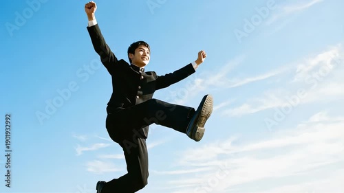 青春の輝き、青い空を背に全力でジャンプして未来へ羽ばたく男子高校生