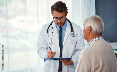 Foto Medical, elderly man or doctor with clipboard, symptoms review or assessment in retirement