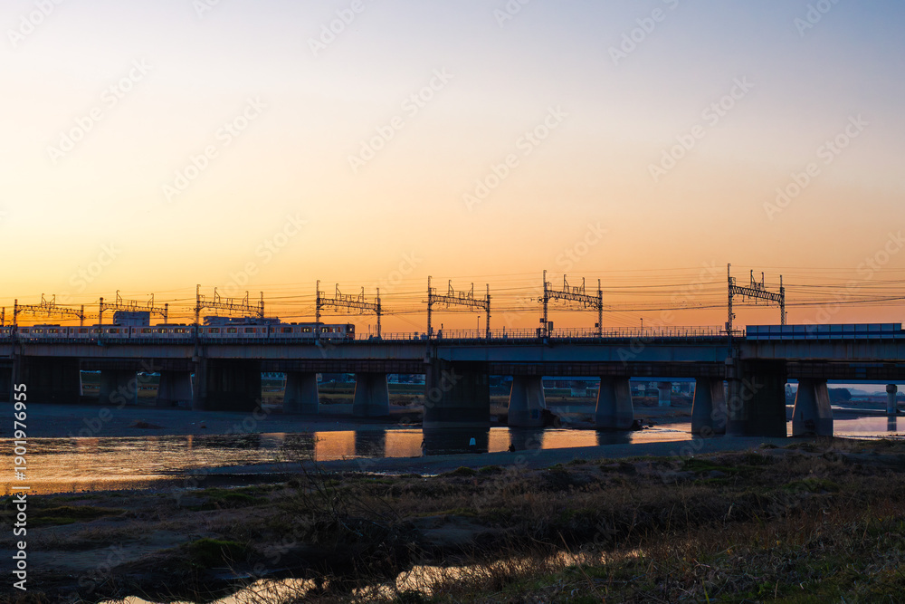 Fototapeta premium 夕景の中の橋梁