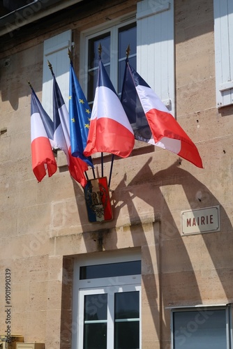 Mairie du village de Trois-Fontaines-l’Abbaye, dans la Marne, en Champagne-Ardenne, avec quatre drapeaux français et un drapeau européen sur la façade du bâtiment (France)