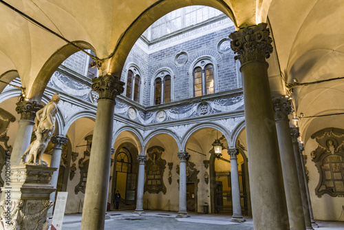 Cuadro en lienzo Il chiostro del Palazzo Medici Riccardi a Firenze