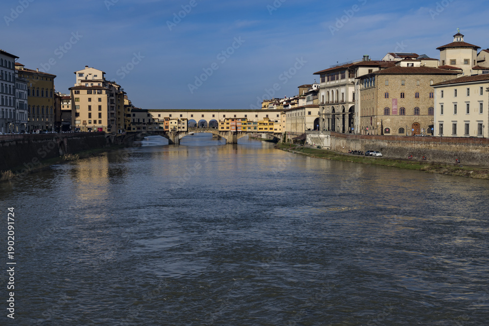 Fototapeta premium Il Ponte Vecchio a Firenze al mattino da Ponte alle Grazie e lungarno Diaz