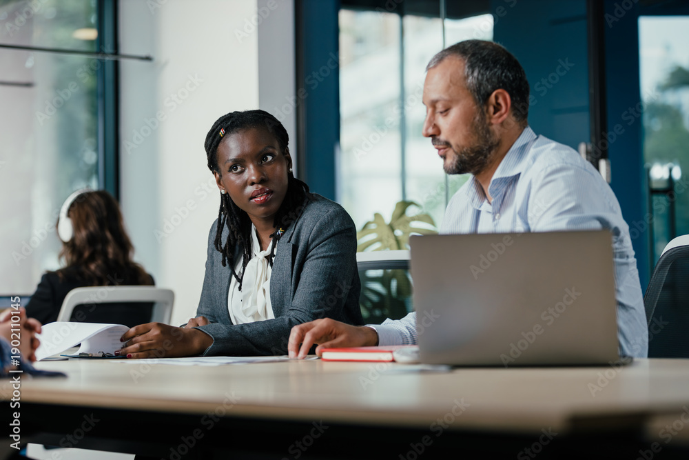 Obraz premium Diverse business people collaborating in modern office meeting
