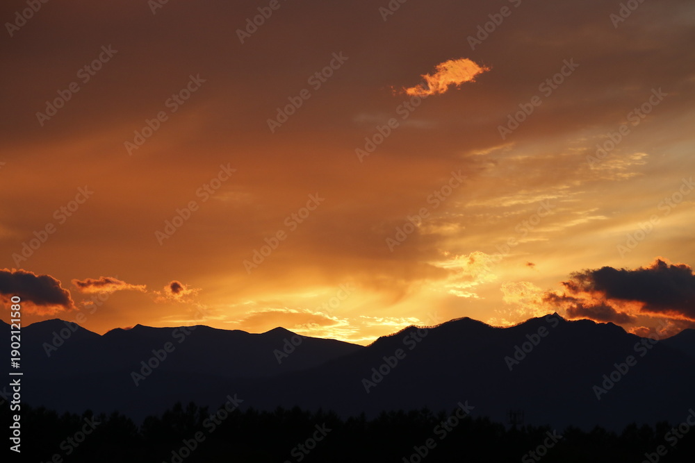Obraz premium Twilight clouds over quiet mountains