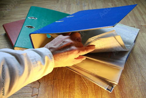 Canvas Print Carpeta archivador con documentos y hojas de papel