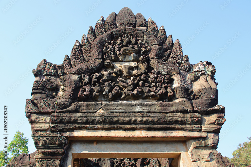 Naklejka premium ruined ancient hindu and buddhist khmer temple (banteay samre) in angkor in siem reap in cambodia 