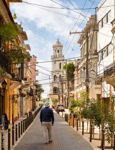 Foto Man in Panama hat walking the street in Zona Colonial of Santo Domingo with Pala
