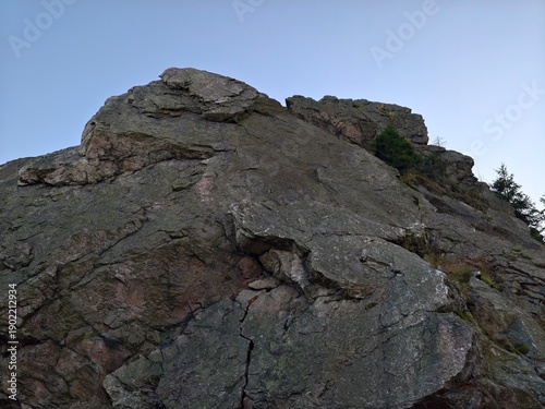 Foto challenging rocky peak reaching skyward, summit cliff with jagged rocks and expo