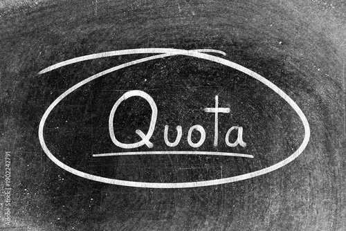Foto White chalk hand writing in word quota and circle shape on blackboard background