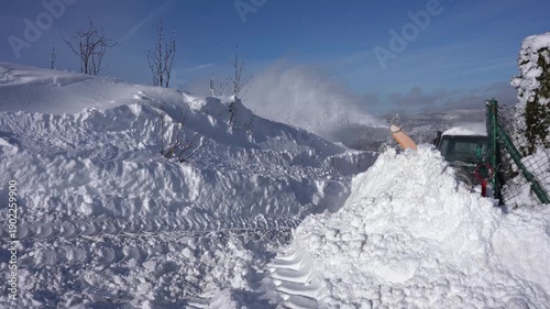 Odśnieżanie na górskich drogach. Ciężki pług do odśnieżania.
