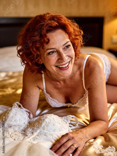 Frau mit Unterwäsche liegt auf einem Bett