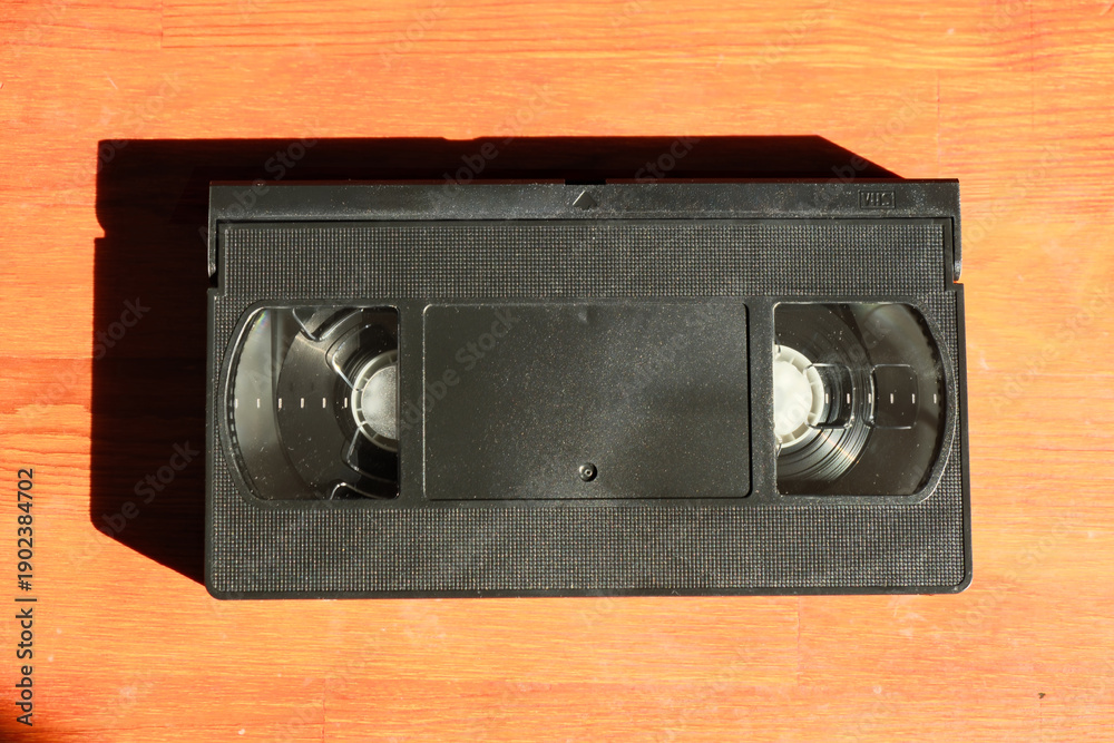 Obraz premium 机の上のVHSビデオテープ