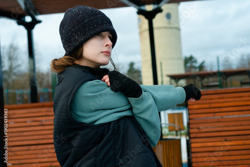 Fotografía A woman stretching her forearms during her outdoor workout routine
