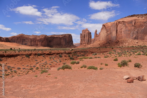 Felsen, Wolken und blauer Himmel im Monument Valley	