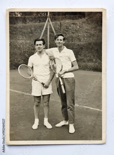 FOTO ANTICA CON DUE TENNISTI IN POSA
