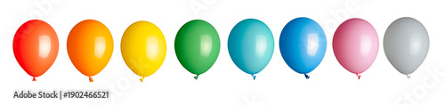 Farbige Luftballons vor weißem Hintergrund