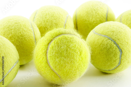 Tennisbällel freigestellt vor weßem Hintergrund