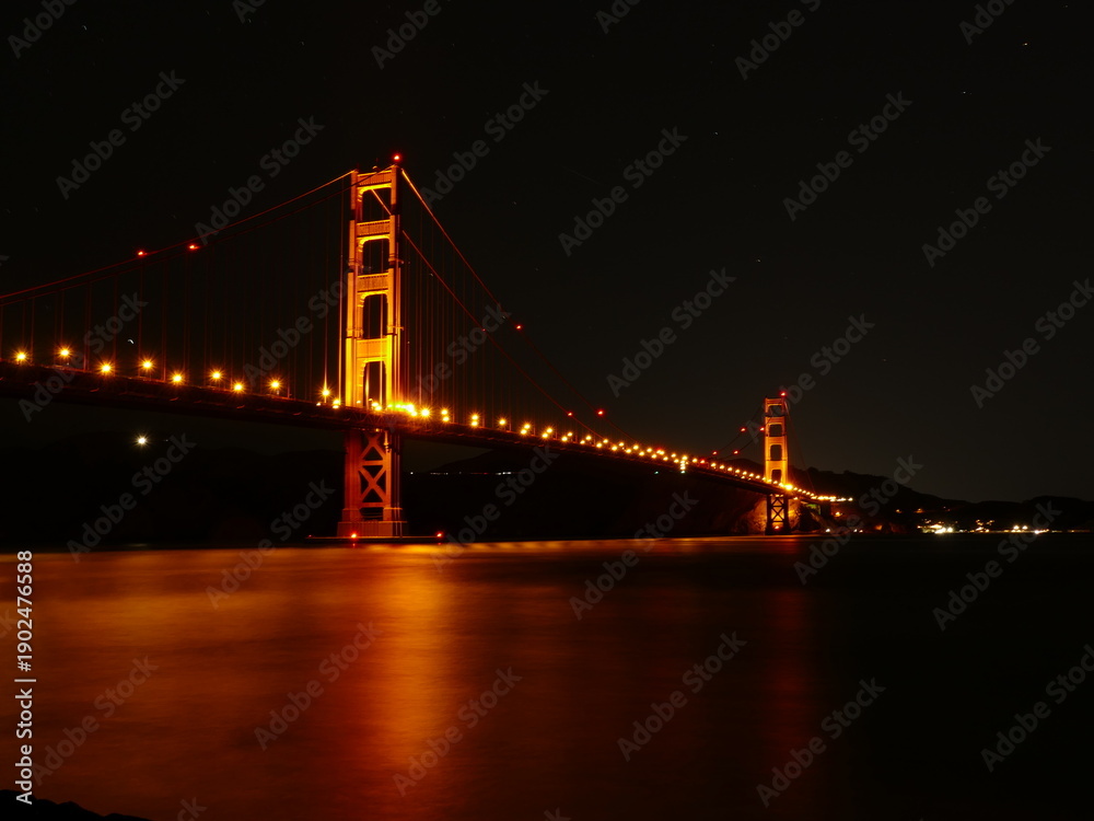 Fototapeta premium Golden Gate Bridge closeup at night