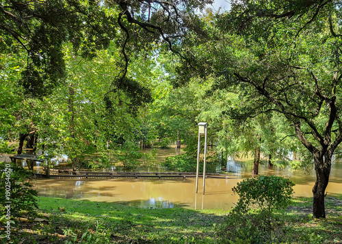 Foto Buffalo Bayou Park, Houston flooded after Hurricane Beryl