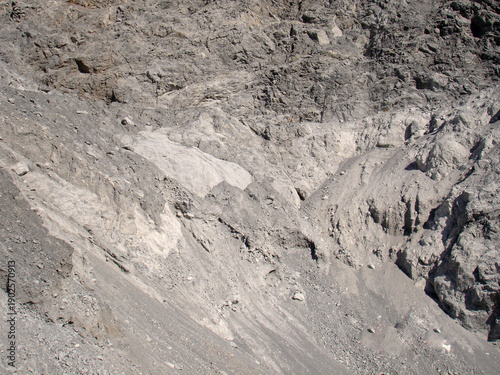 Εκτύπωση καμβά A detailed view of a steep limestone embankment within a quarry