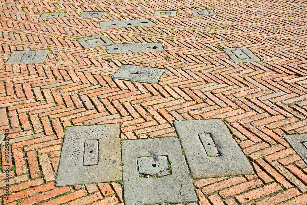 Fototapeta premium SIENA CITY TUSCANY ITALY WITH PIAZZA DEL CAMPO SQUARE, ICONIC TERRACOTTA HERRINGBONE BRICK FLOORING, HISTORIC LANDMARK, EUROPEAN TRAVEL DESTINATION, ARCHITECTURE AND TOURISM CONCEPT