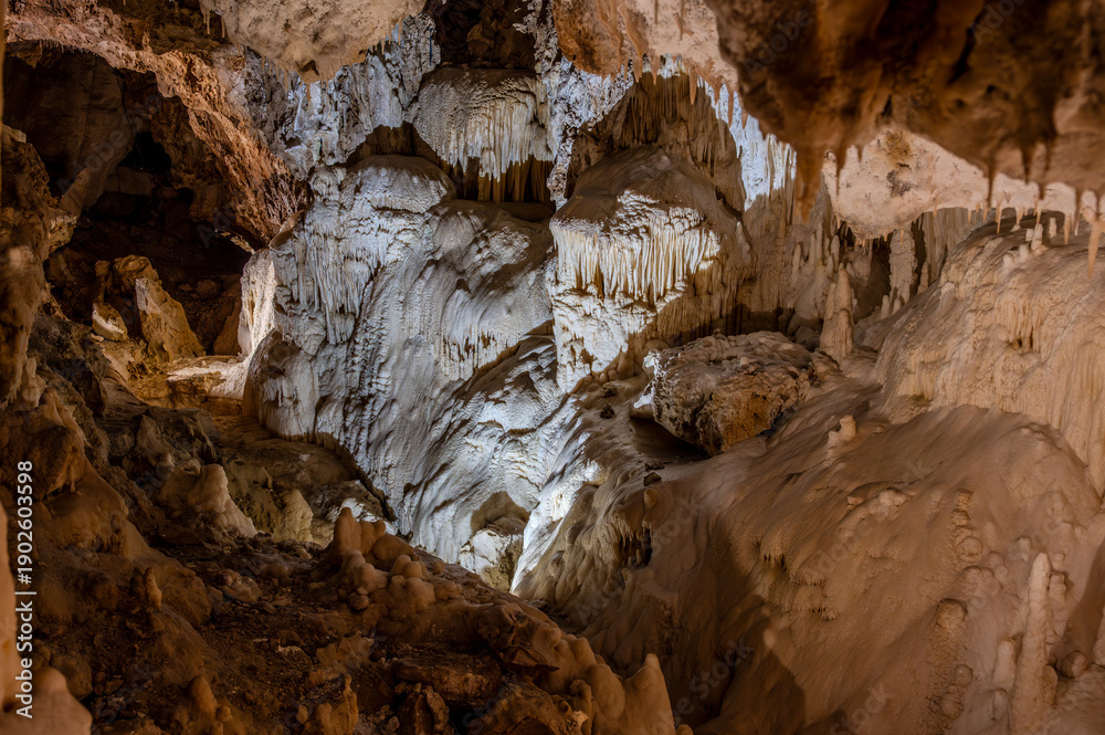 Obraz premium The Frasassi Caves are underground karst caves located in the municipality of Genga, in the province of Ancona, within the Gola della Rossa and Frasassi Regional Natural Park.