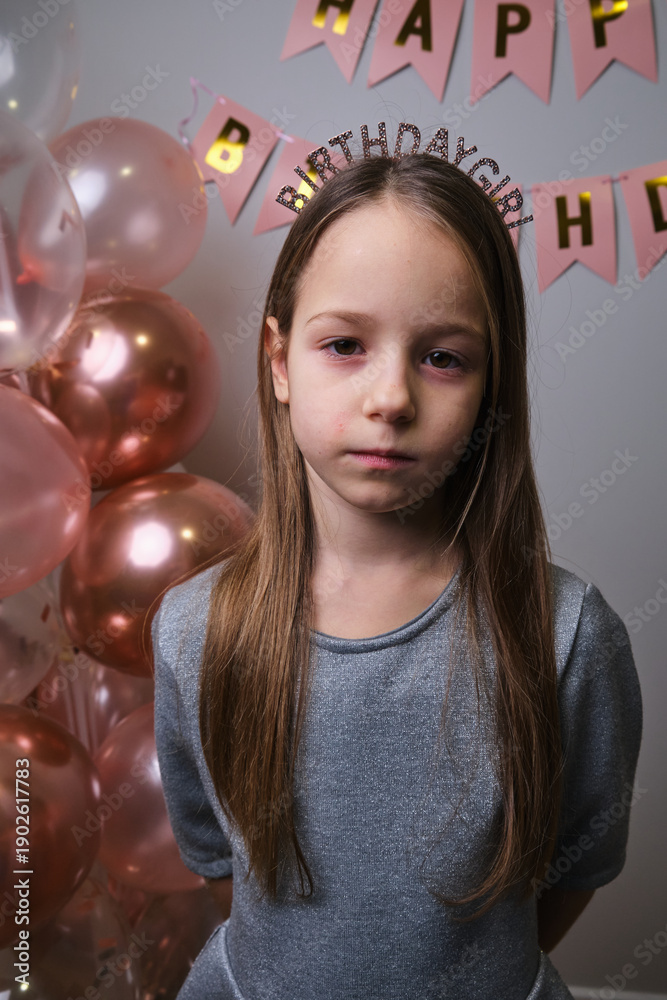 Naklejka premium Sad birthday girl pose with balloons and banners in party room on her specital day
